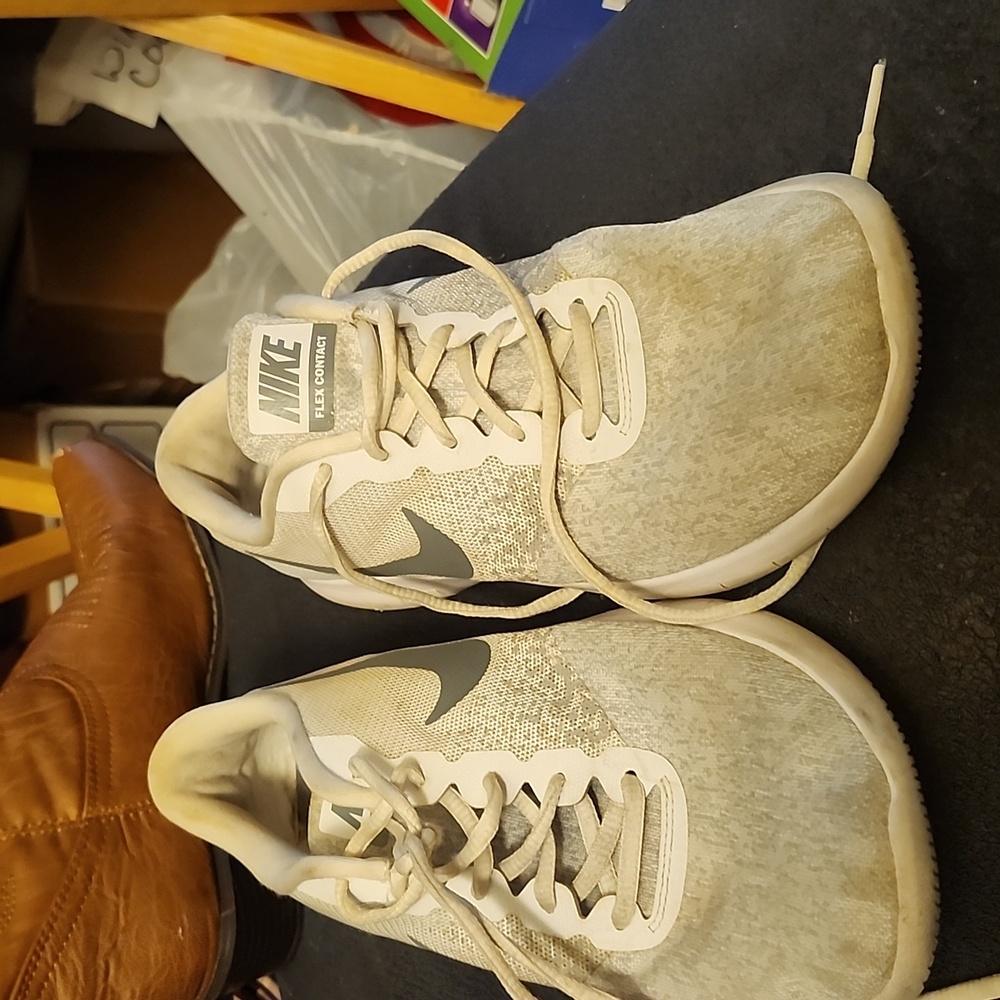 Woman's tennis shoes